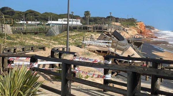 Praia e passadiços, em Quarteira, destruidos pela forte agitação marítima