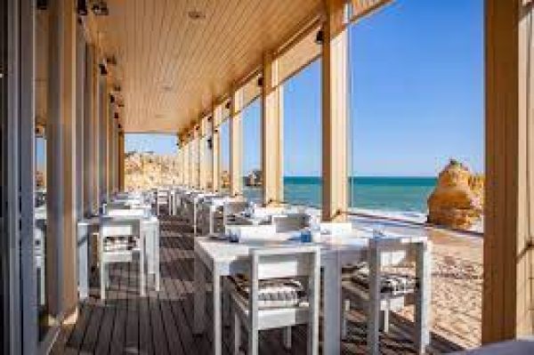 Restaurante da Praia de São Rafael reabre com surpresas na ementa